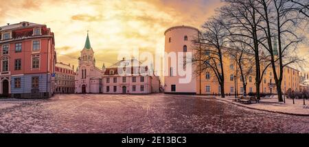 Vue panoramique sur le château de Riga au coucher du soleil en hiver par jour de neige dans la vieille ville de Riga, Lettonie. Banque D'Images