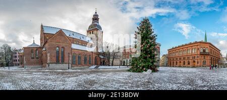 Vue panoramique de la cathédrale sur la place du Dôme avec arbre de Noël décoré à Riga, Lettonie Banque D'Images