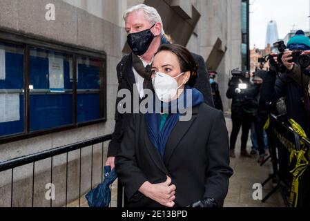 Londres, Royaume-Uni. 4 janvier 2021. Stella Moris (C), partenaire de Julian Assange, et Kristinn Hrafnsson, rédacteur en chef de Wikileaks, entrent à la cour pénale centrale d'Old Bailey où la décision est rendue sur le procès d'extradition de Julian Assange, fondateur de Wikileaks. M. Assange a été accusé par la loi américaine sur l’espionnage de « divulguer des documents classifiés liés à la défense nationale ». Credit: Stephen Chung / Alamy Live News Banque D'Images