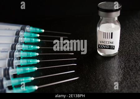 Vaccin contre le coronavirus avec flacon de vaccin unique et injections de seringues. Recherche sur le vaccin contre le coronavirus COVID-19 Banque D'Images
