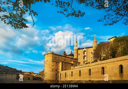 Urbino Palais Ducal médiéval au coucher du soleil. Patrimoine mondial de l'UNESCO. Région des Marches, Italie, Europe. Banque D'Images