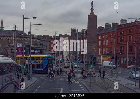 Parnell Square et la statue du Mémorial de 1911 à Charles Stewart Parnell. Dublin, Irlande. Banque D'Images