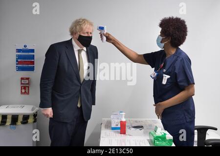 La température du Premier ministre Boris Johnson est vérifiée au cours d'une visite pour voir le programme de vaccination du Chase Farm Hospital, dans le nord de Londres, qui fait partie du Royal Free London NHS Foundation Trust. Le NHS augmente son programme de vaccination avec 530,000 doses du nouveau vaccin Covid-19 d'Oxford/AstraZeneca, qui a été approuvé, et qui peut être mis en place dans tout le Royaume-Uni.