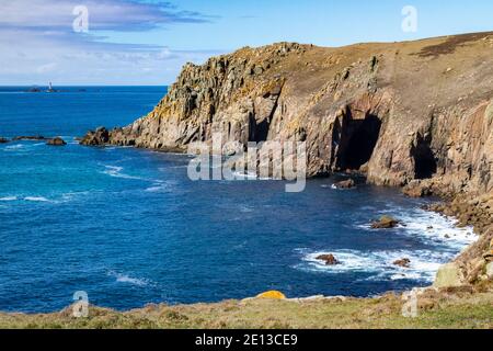 Image détaillée de la côte de Cornouailles près de Lands End. Granite Cliff vue de Pendower Coves avec plus haute falaise de Bosistow, Coast Path et long-ships loin Banque D'Images