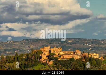 Vue panoramique de Certaldo alto éclairée par le soleil de la fin de l'après-midi, sur un beau ciel, Toscane, Italie Banque D'Images