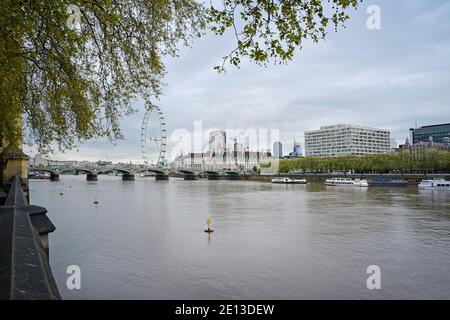 Vue en amont du pont de Westminster au pont de Lambeth avec la tour du quai St Georges ou la tour Vauxhall, gratte-ciel résidentiel. Londres, Royaume-Uni. Banque D'Images