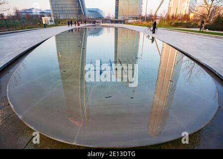 Les trois tours du quartier de la vie de la ville à Milan, en Italie, refelct dans la fontaine en dessous d'eux Banque D'Images