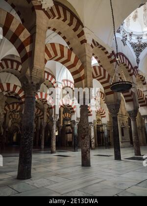 Arches intérieures rouges blanches à rayures architecture de la mosquée islamique de Mezquita Église catholique Cathédrale notre dame Assomption nuestra senora asunción Cordob Banque D'Images