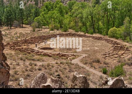 Tyuonyi pueblo, construit par les anciens peuples pueblo (Anasazi), dans la région de Frijoles Canyon, Bandelier National Monument, New Mexico, USA Banque D'Images