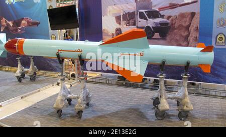 Missile de croisière anti-navire iranien Nasr (C-704) équipé d'un semoir thermique Exposé à l'exposition militaire « Autorité 40 » à Téhéran Banque D'Images