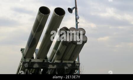 MLRS iranien équipé de fusées Fajr-5 et Fajr-3 exposées à L'exposition militaire « Autorité 40 » à Téhéran Banque D'Images