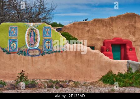 Notre Dame de Guadalupe à fresque au mur d'adobe chambre à Santa Cruz, New Mexico, USA Banque D'Images