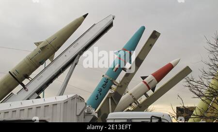 L'Iran a fabriqué des missiles balistiques de courte portée exposés à l'exposition militaire « Autorité 40 » à Téhéran. Banque D'Images