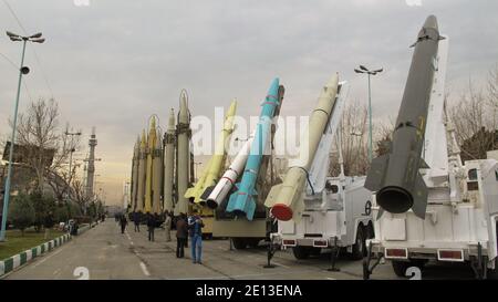 Missiles balistiques fabriqués par l'Iran exposés à l'exposition militaire « Autorité 40 » à Téhéran. Banque D'Images