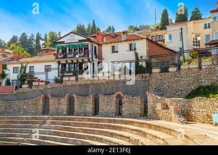 Ohrid, Macédoine du Nord - 2 octobre 2014 : ancien amphithéâtre antique et maisons Banque D'Images