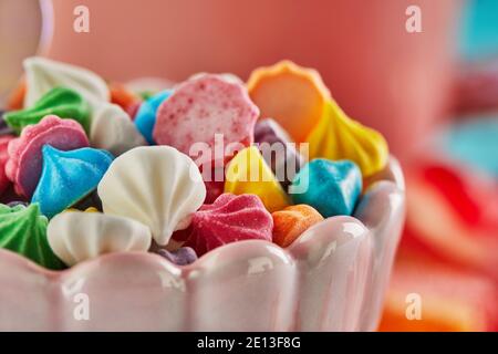 Saint-Valentin ou dîner romantique avec bonbons sur un bleu arrière-plan Banque D'Images