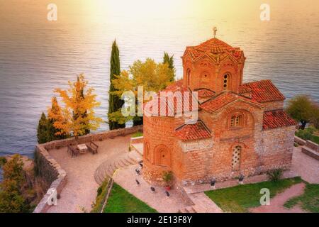 Ohrid, Macédoine du Nord, coucher de soleil sur le lac et Saint Jean à l'église de Kaneo Banque D'Images