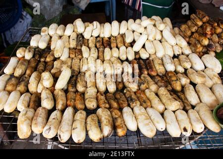 Pisang Awak ou bananes cultivées grillées au miel de manteau sur le poêle à charbon local pour la vente des gens thaïlandais et étrangers les voyageurs d'antiquité sont Banque D'Images