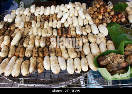 Pisang Awak ou bananes cultivées grillées au miel de manteau sur le poêle à charbon local pour la vente des gens thaïlandais et étrangers les voyageurs d'antiquité sont Banque D'Images