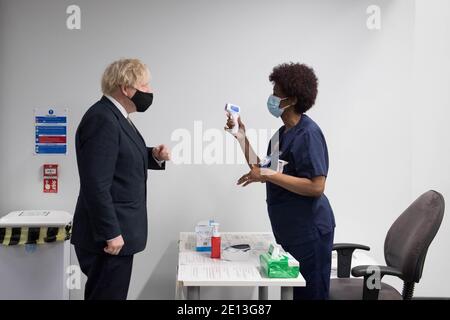 La température du Premier ministre britannique Boris Johnson est vérifiée lors d'une visite à l'hôpital Chase Farm, dans le nord de Londres, en Grande-Bretagne, le 4 janvier 2021. Stefan Rousseau/Pool via REUTERS