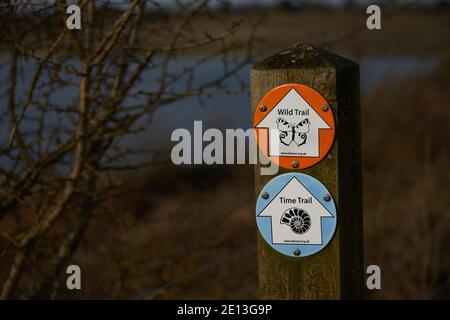 RSPB Reserve College Lake Hertfordshire. Affiche indiquant les pistes marquées Banque D'Images