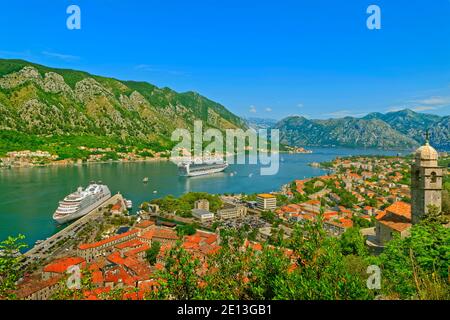 Vieille ville de Kotor avec bateaux de croisière « Emerald Princess » et « Seabourn Odyssey » dans la baie de Kotor, au Monténégro. Banque D'Images