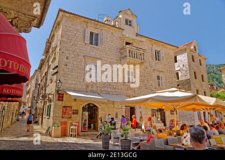 Palais de la famille lombardique et café Scorpion dans la vieille ville de Kotor, au Monténégro. Banque D'Images