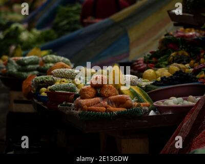 Divers fruits et légumes exposés dans un marché intérieur typique Mercado 10 de Agosto à Cuenca Azuay Equateur Amérique du Sud Banque D'Images