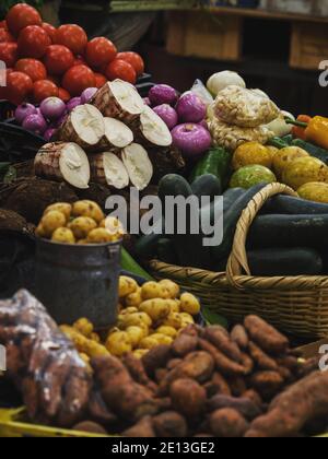 Divers fruits et légumes exposés dans un marché intérieur typique Mercado 10 de Agosto à Cuenca Azuay Equateur Amérique du Sud Banque D'Images