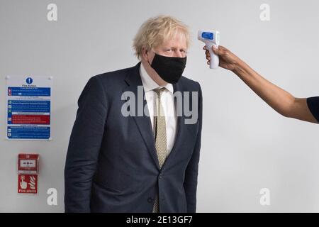 La température du Premier ministre britannique Boris Johnson est vérifiée lors d'une visite à l'hôpital Chase Farm, dans le nord de Londres, en Grande-Bretagne, le 4 janvier 2021. Stefan Rousseau/Pool via REUTERS