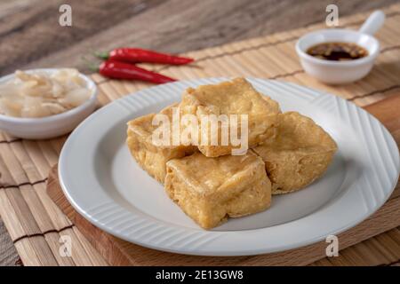 Tofu stini frite, caillé de haricots fermentés avec légumes de chou marinés, célèbre et délicieux repas de rue à Taïwan. Banque D'Images