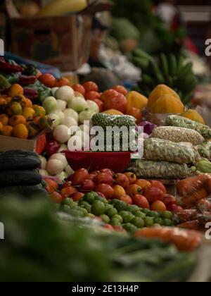 Divers fruits et légumes exposés dans un marché intérieur typique Mercado 10 de Agosto à Cuenca Azuay Equateur Amérique du Sud Banque D'Images