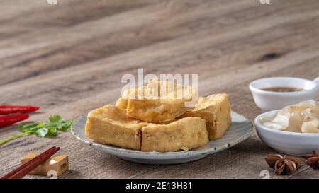 Tofu stini frite, caillé de haricots fermentés avec légumes de chou marinés, célèbre et délicieux repas de rue à Taïwan. Banque D'Images