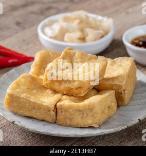 Tofu stini frite, caillé de haricots fermentés avec légumes de chou marinés, célèbre et délicieux repas de rue à Taïwan. Banque D'Images