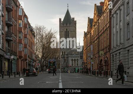 Dame Street, centre-ville de Dublin avec Christ Church Cathedral en arrière-plan. Dublin, Irlande. Banque D'Images