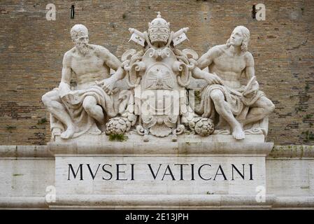 Rome. Italie. Portail d'entrée des musées du Vatican avec les armoiries du Pape Pie XI (au centre), flanqué de statues du Banque D'Images