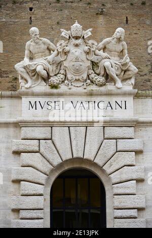 Rome. Italie. Portail d'entrée des musées du Vatican avec les armoiries du Pape Pie XI (au centre), flanqué de statues du Banque D'Images