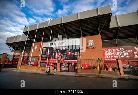 Le drapeau d'Anfield, la maison du FC Liverpool, vole en Berne à la mémoire de Gerry et l'étoile des stimulateurs cardiaques Gerry Marsden est morte à l'âge de 78 ans. Parmi les chansons les plus connues du chanteur de Merseybeat, on compte « You'te Never Walk alone » et « Ferry Cross the Mersey ». Banque D'Images