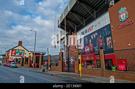 Le drapeau d'Anfield, la maison du FC Liverpool, vole en Berne à la mémoire de Gerry et l'étoile des stimulateurs cardiaques Gerry Marsden est morte à l'âge de 78 ans. Parmi les chansons les plus connues du chanteur de Merseybeat, on compte « You'te Never Walk alone » et « Ferry Cross the Mersey ». Banque D'Images