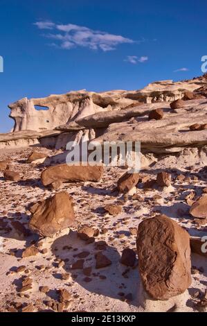Roches volcaniques et formations de grès fantasques à Bisti de-Na-Zin Wilderness, Nouveau-Mexique, États-Unis Banque D'Images