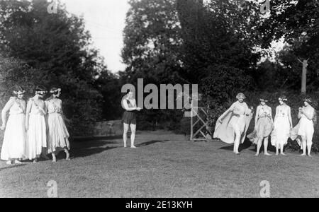 LOUISE BROOKS (2e à partir de la gauche) MARTHA GRAHAM (3e à partir de la gauche) TED SHAWN et RUTH ST. DENIS avec la COMPAGNIE de DANSE DENISHAWN probablement à Mariarden Arts Colony à Peterborough New Hampshire été 1923 Banque D'Images