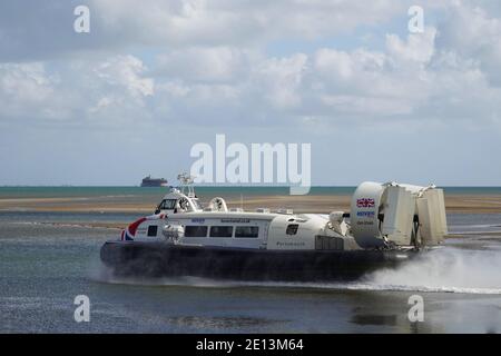 L'aéroglisseur Solent Flyer quitte la plage de Ryde pour traverser De Solent à Portsmouth Banque D'Images