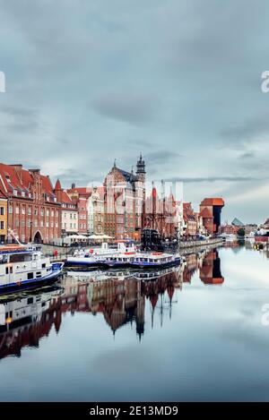 Paysage urbain de la vieille ville de Gdansk sur la rivière Motlawa, Pologne Banque D'Images