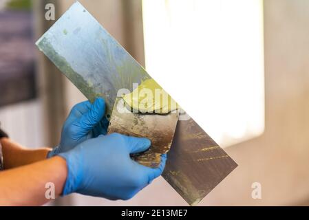Préparation pour la peinture d'une voiture à l'aide de l'élément capteur d'émeri par un technicien de nivellement avant l'application d'un primaire après l'endommagement d'une partie de la Banque D'Images