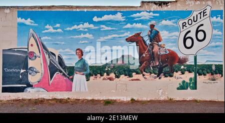 Dodge et la fresque des cow-boys sur la route historique 66 à Tucumcari, Nouveau-Mexique, États-Unis Banque D'Images