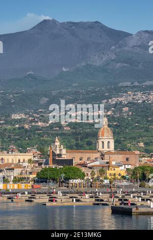 La marina de la ville de Riposto avec le volcan Etna en arrière-plan En Sicile Banque D'Images