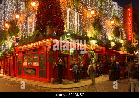 Célèbre pub Temple Bar la nuit juste avant Noël 2020. Dublin, Irlande. Banque D'Images