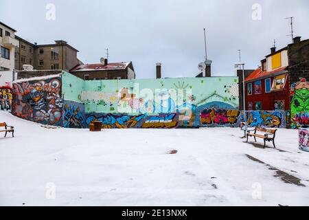 Des graffitis colorés sont peints sur les murs dans un quartier délaqué du centre-ville de Reykjavik, la capitale de l'Islande, avec une couverture de neige en hiver Banque D'Images