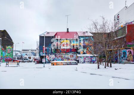 Des graffitis colorés sont peints sur les murs dans un quartier délaqué du centre-ville de Reykjavik, la capitale de l'Islande, avec une couverture de neige en hiver Banque D'Images