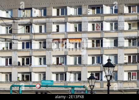 Potsdam, Allemagne. 18 décembre 2020. Le bâtiment de dalle de Staudenhof de GDR Times sur le vieux marché sur le site de construction du nouveau quartier de la ville à Landtag. Il y a trente ans, la mairie de la ville a adopté une résolution de principe visant à créer « une réapproximation prudente de la disposition historique de la ville » sur l'Alter Markt, qui existait encore en grande partie comme un terrain en friche d'après-guerre. Credit: Soeren Stache/dpa-Zentralbild/ZB/dpa/Alay Live News Banque D'Images